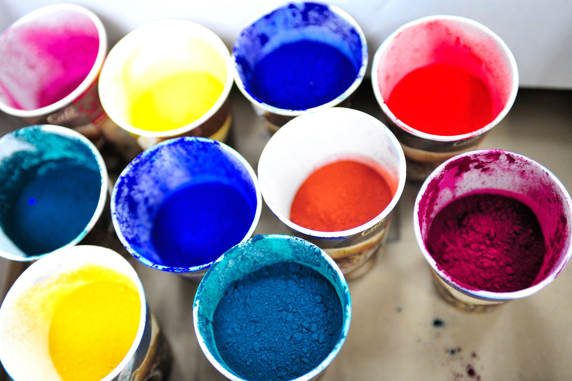 Wat is de invloed van kleur op de buitenduurzaamheid van een product?